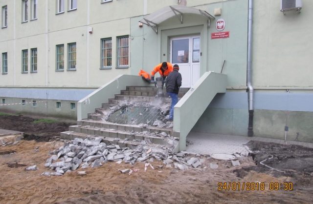 Zdjęcie przedstawiające wejście do budynku w trakcie wykonywania remontu