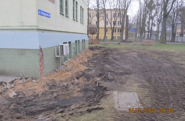 Zdjęcie przedstawiające wykopy zrobione obok budynku podczas remontu