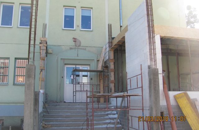 Zdjęcie przedstawiające powstającą dobudówkę do wejścia budynku