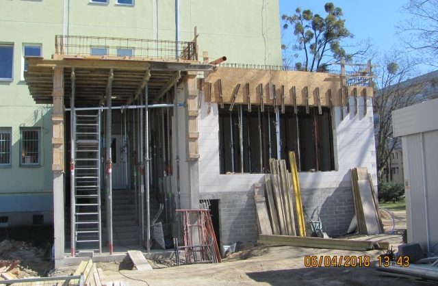 Zdjęcie przedstawiające elementy konstrukcyjne nowej dobudówki do budynku