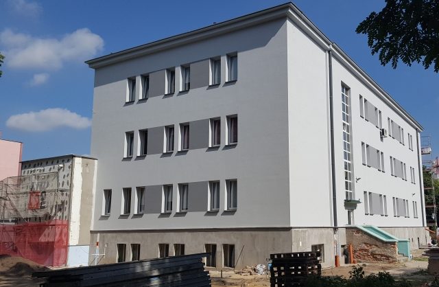 Zdjęcie przestawiające pomalowany na nowo bok budynku